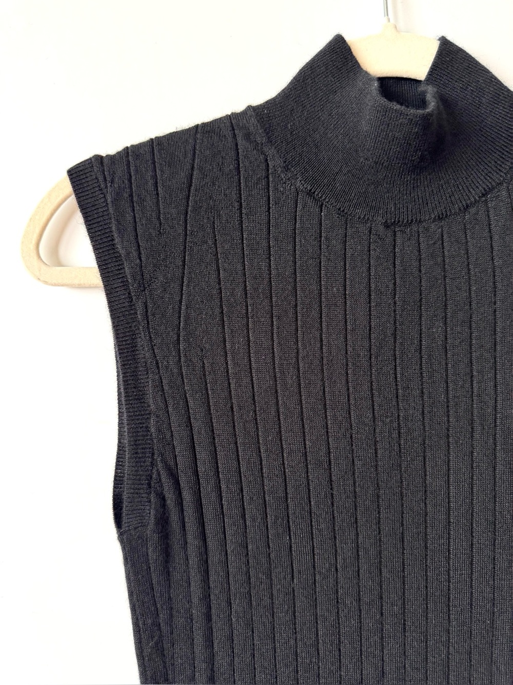 Banana Republic ribbed merino wool sleeveless sweater - Picture 3 of 7